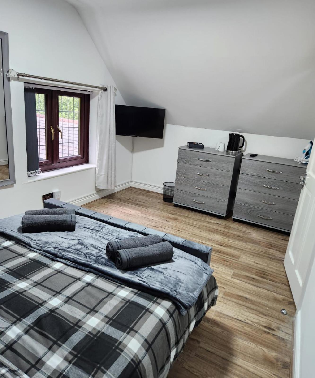 Rainsough Cottage Entire House Sleeps Upto 22 - Free Parking & Wifi - Manchester — Photos 3